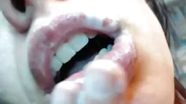 بلی کے ساتھ خوبصورت وینا سک سک
