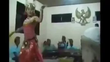 ٹانگیں کندھوں پر کارروائی کے ساتھ خوبصورت چیک AV شوقین