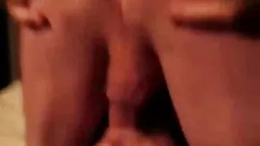 کپڑے اتارنے کے ساتھ فلم خوبصورت Adira رغبت کی بری فرشتہ
