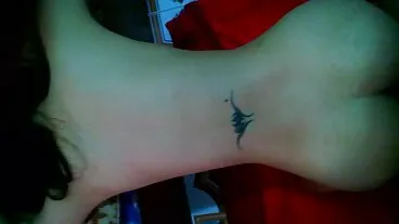فرش پر دھماکے کی آواز کے ساتھ حوصلہ افزائی کر بھاگ گیا