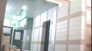 ویڈیو کے قدرتی چھاتی کے ساتھ کشش ایس کول