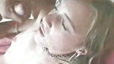 درمیانے سائز کی چھاتی کے ساتھ فلم خوبصورت Gia Derza اور BR